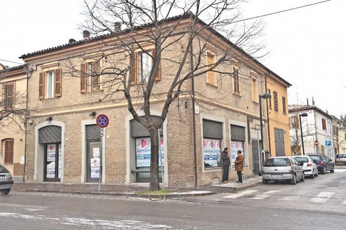 Negozio con 5 vetrine