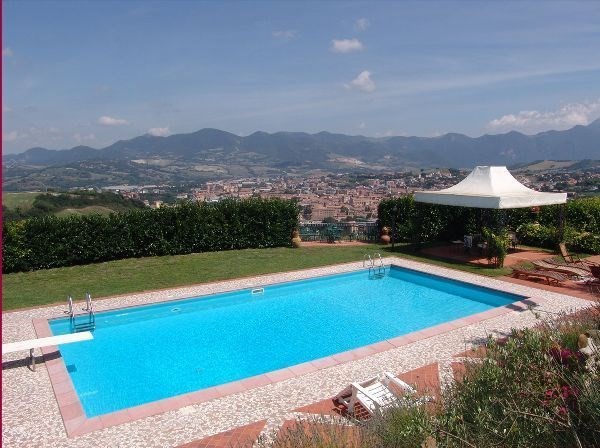 VILLA CIVITA CON PISCINA