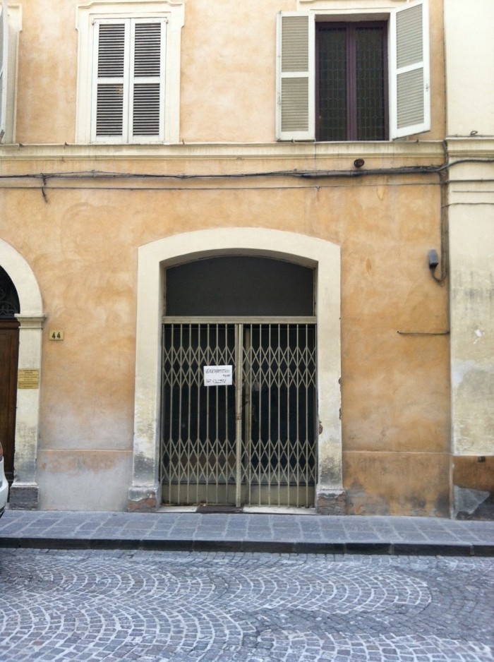 MAGAZZINO CON GRANDE PASSAGGIO